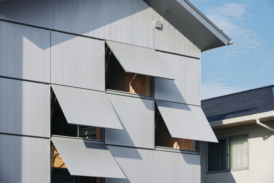 Uchida Shoten New Head Office by Schemata Architects