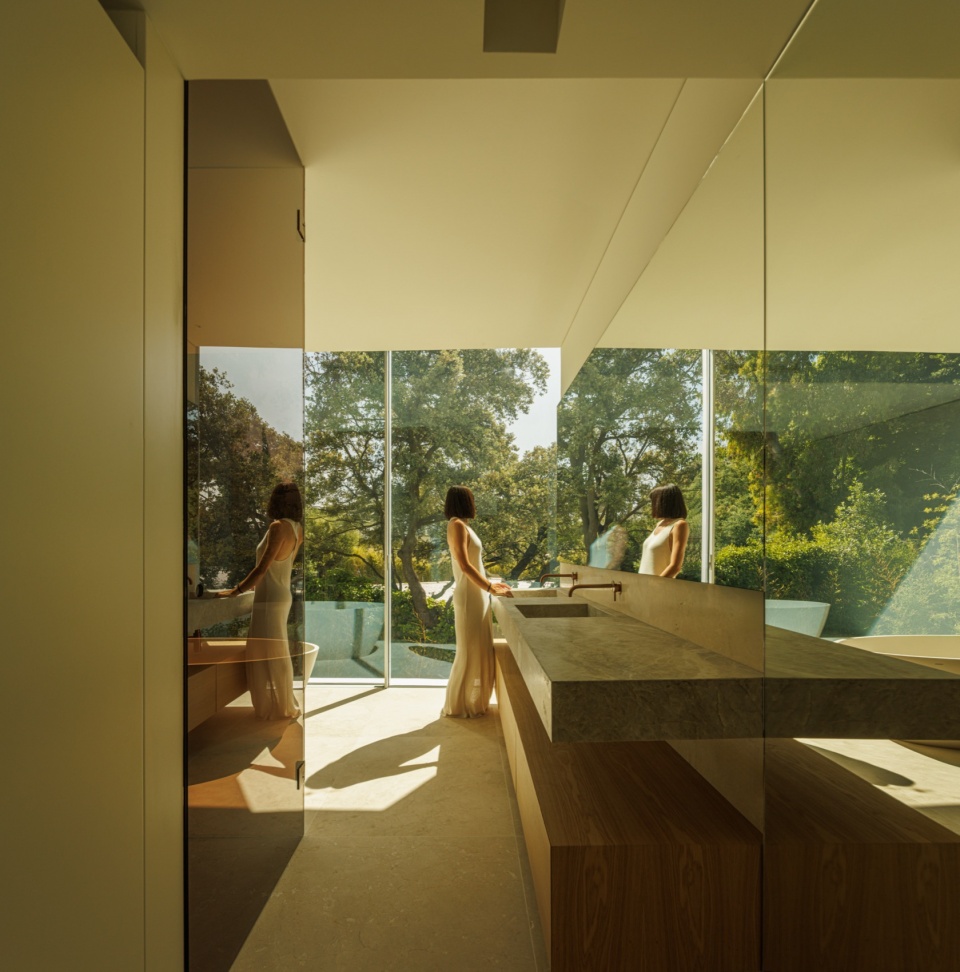 VILLA LAGO LA MORALEJA by FRAN SILVESTRE ARQUITECTOS