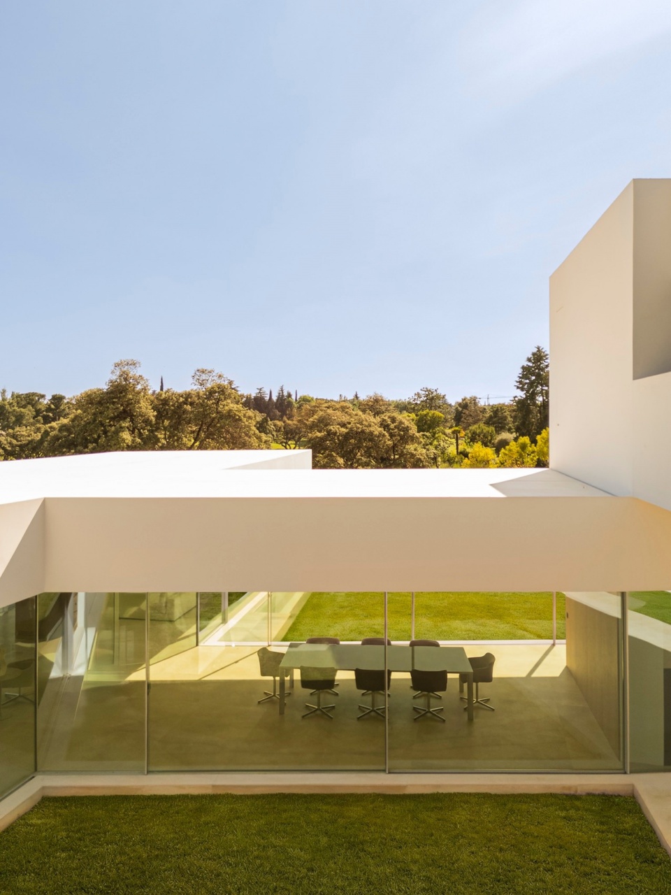 VILLA LAGO LA MORALEJA by FRAN SILVESTRE ARQUITECTOS