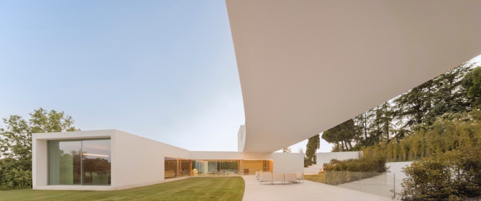 VILLA LAGO LA MORALEJA by FRAN SILVESTRE ARQUITECTOS