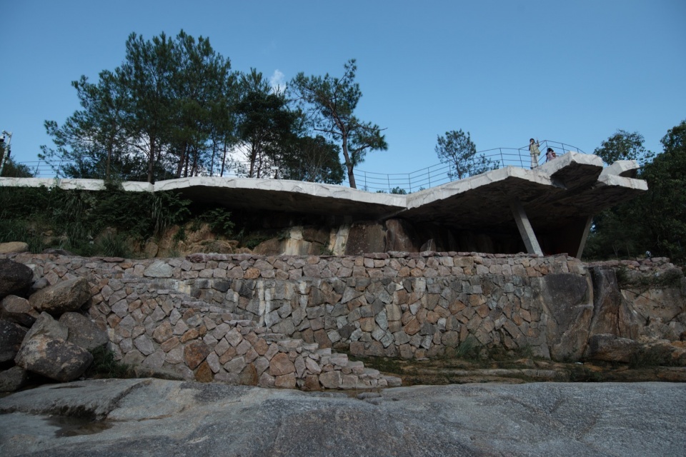 Moon Bay Waterfall Viewing Platform by CLAB Architects