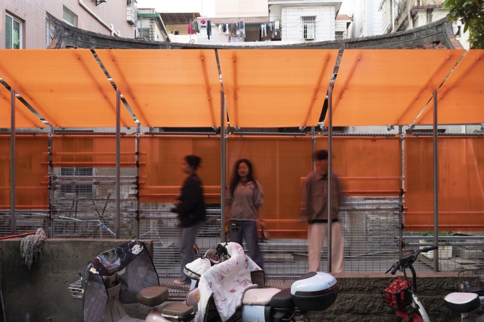 orange fence by ta r3m