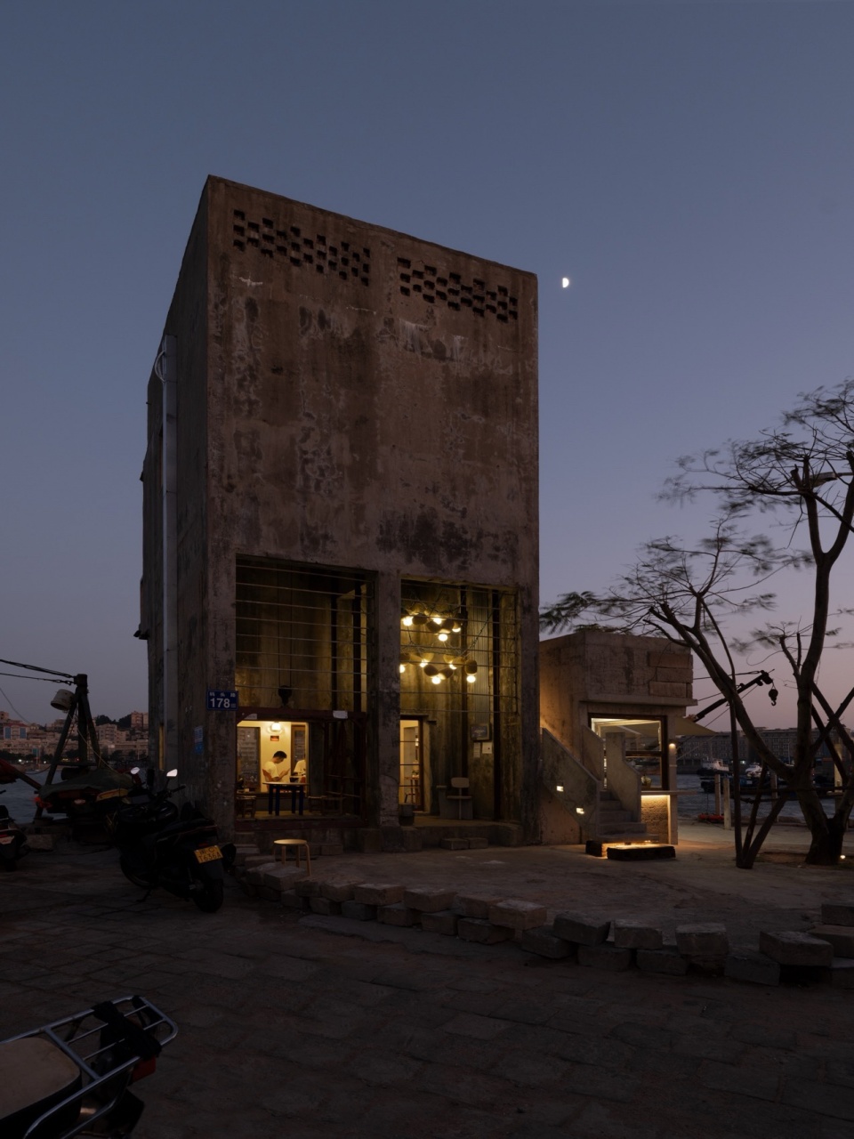 退化建筑 024 local fish cafe at xiangzhi wharf by devolution
