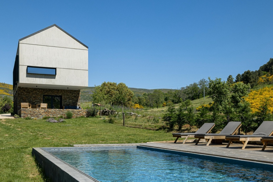 TerraSense Mountain Charm Retreat by Atelier DRK