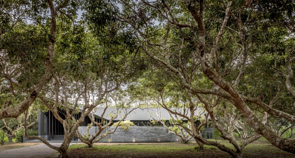 cafe mada in the little garden by bodinchapa architects