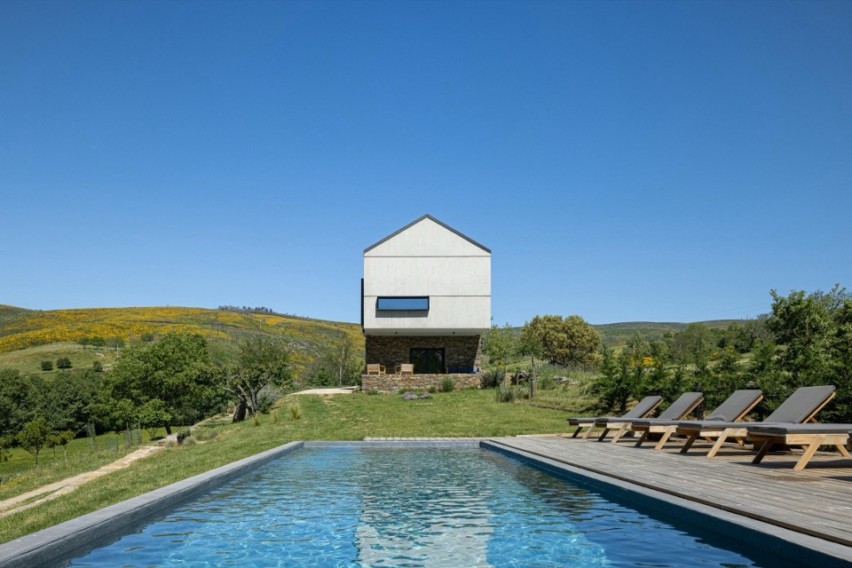 TerraSense Mountain Charm Retreat by Atelier DRK