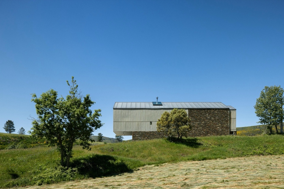 TerraSense Mountain Charm Retreat by Atelier DRK