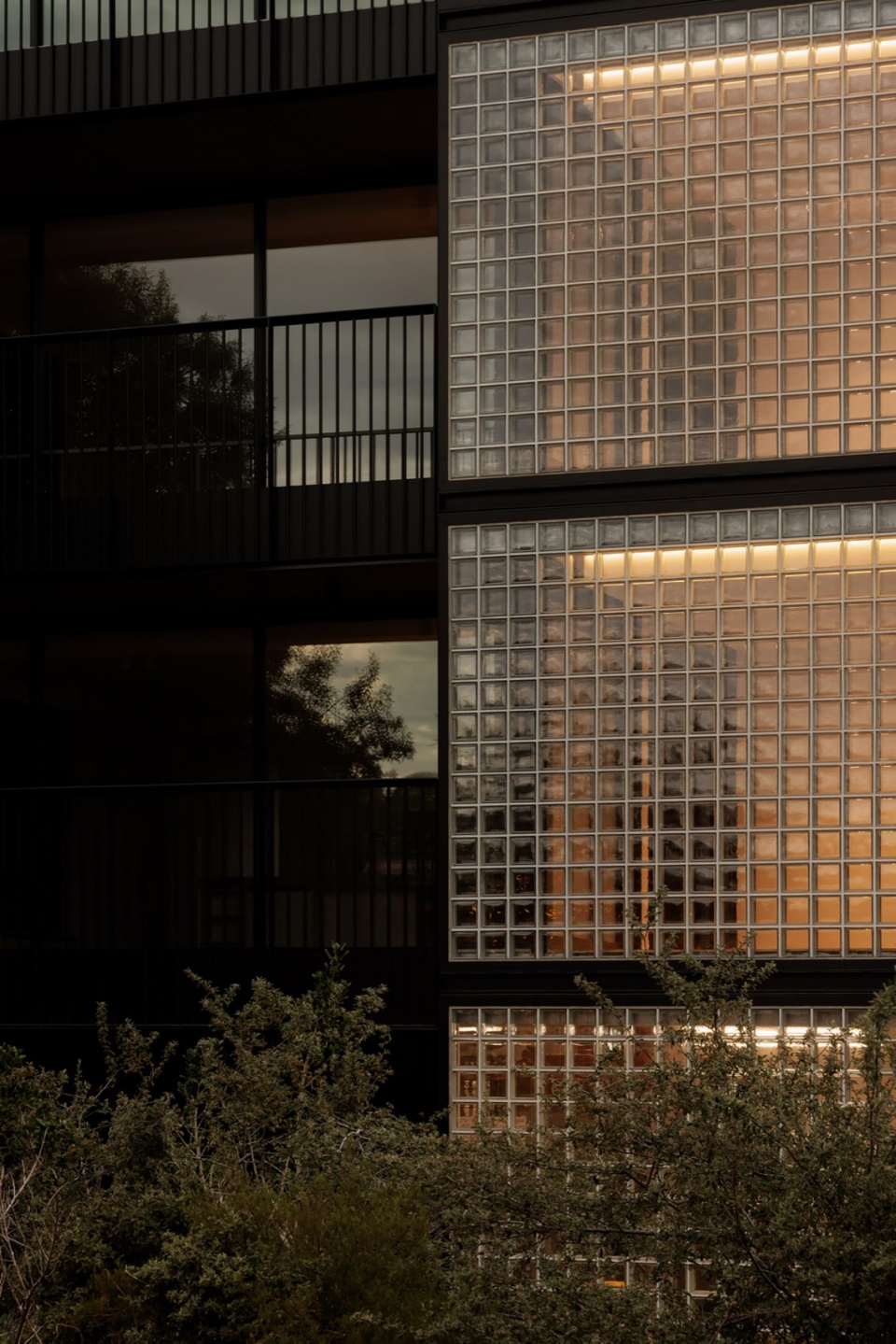 newburgh light house by splinter society architecture