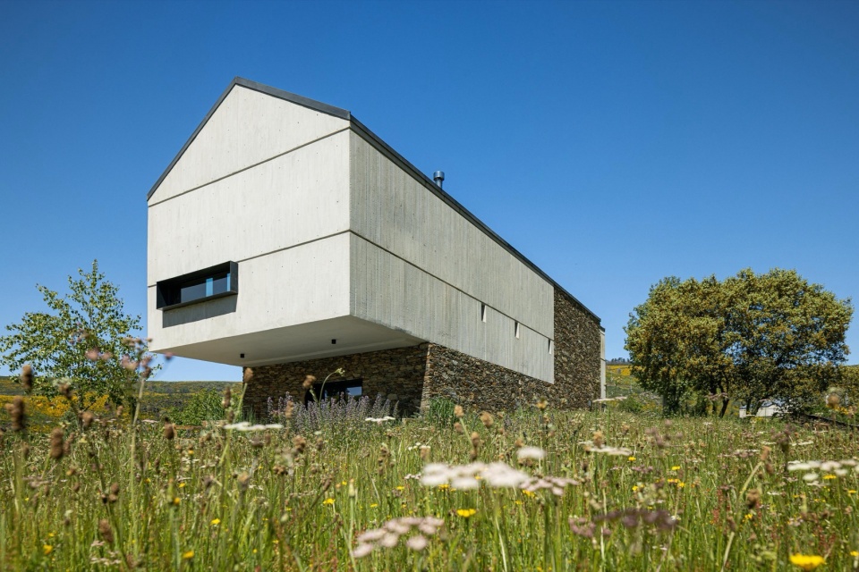 TerraSense Mountain Charm Retreat by Atelier DRK