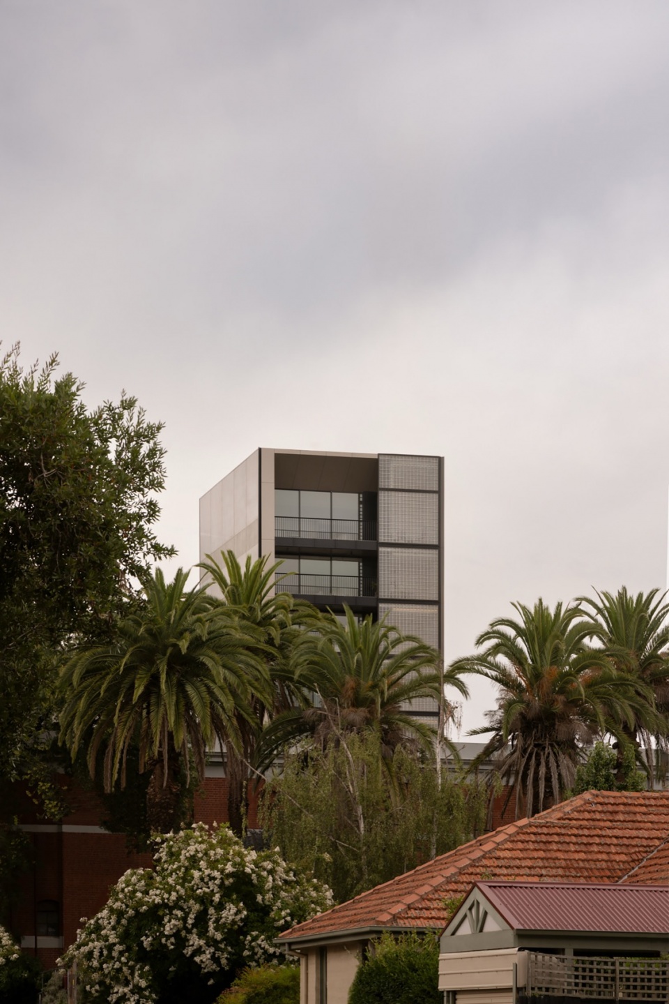 newburgh light house by splinter society architecture