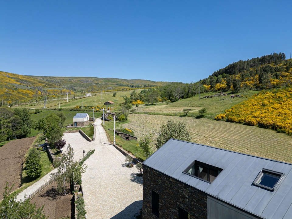 TerraSense Mountain Charm Retreat by Atelier DRK