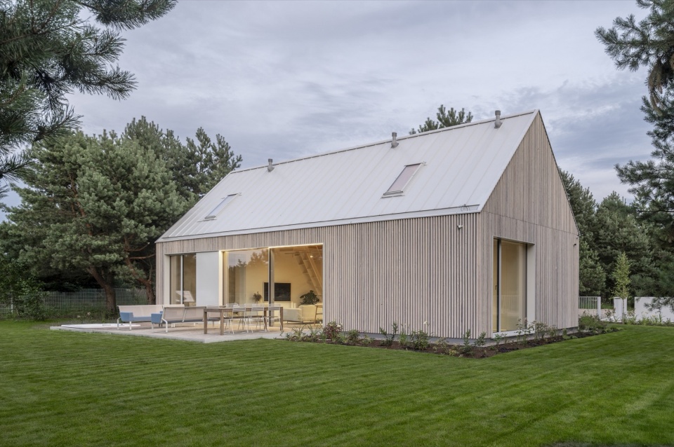 Kownatki Lake House by Archmondo