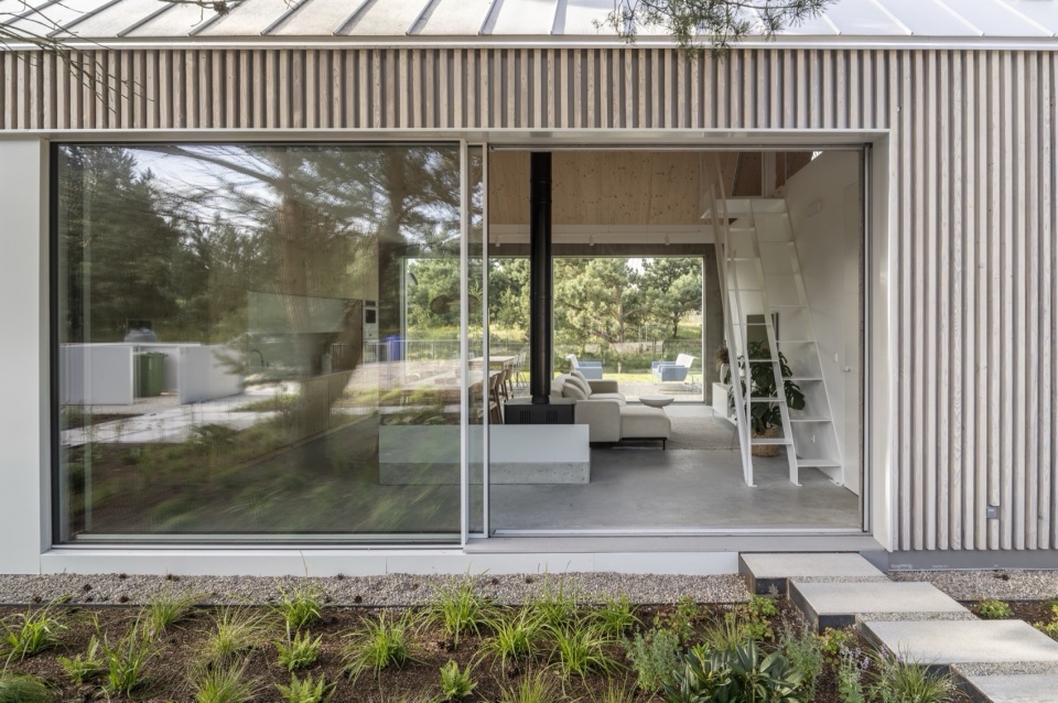 Kownatki Lake House by Archmondo