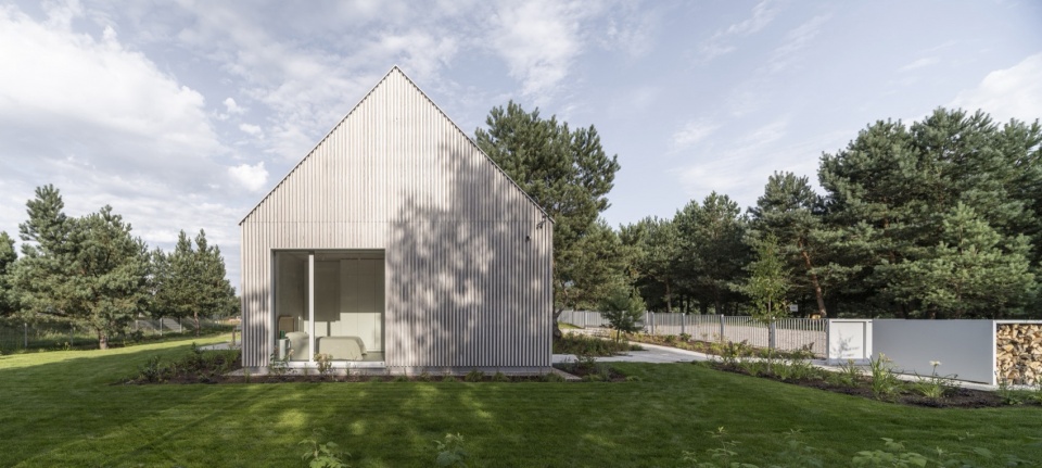 Kownatki Lake House by Archmondo