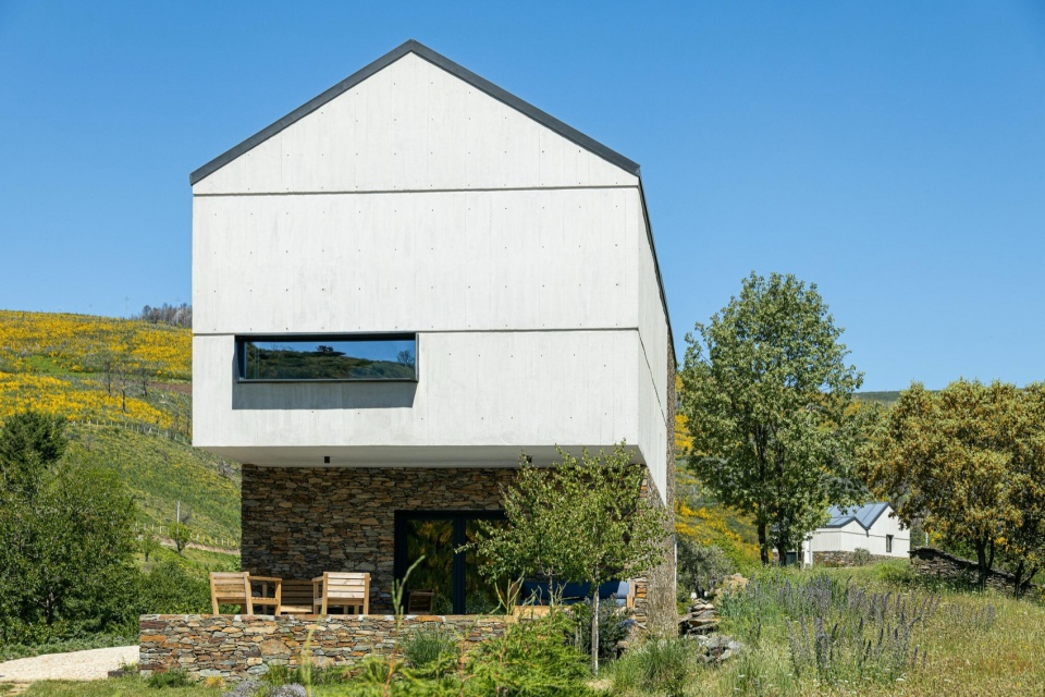 TerraSense Mountain Charm Retreat by Atelier DRK