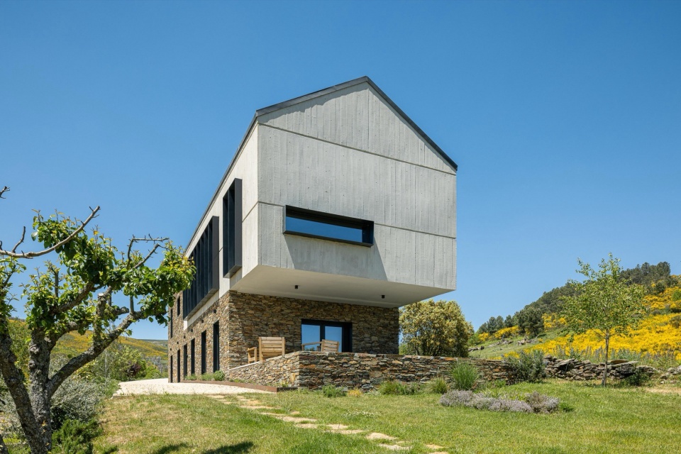 TerraSense Mountain Charm Retreat by Atelier DRK