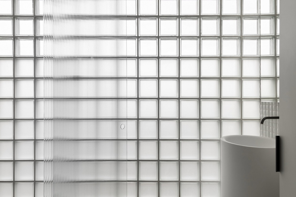 newburgh light house by splinter society architecture