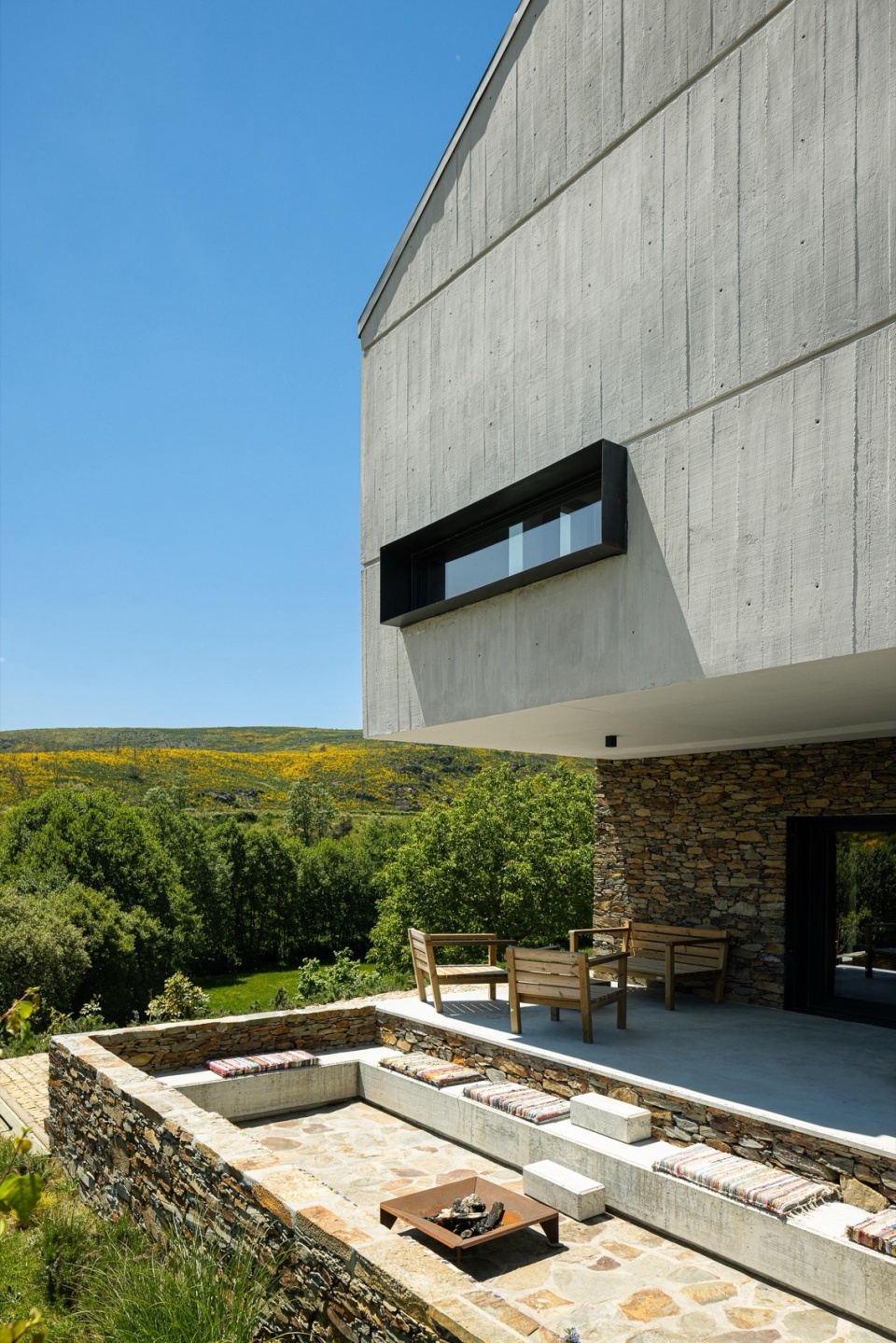 TerraSense Mountain Charm Retreat by Atelier DRK
