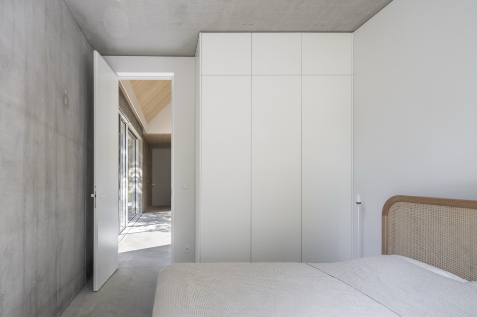 Kownatki Lake House by Archmondo