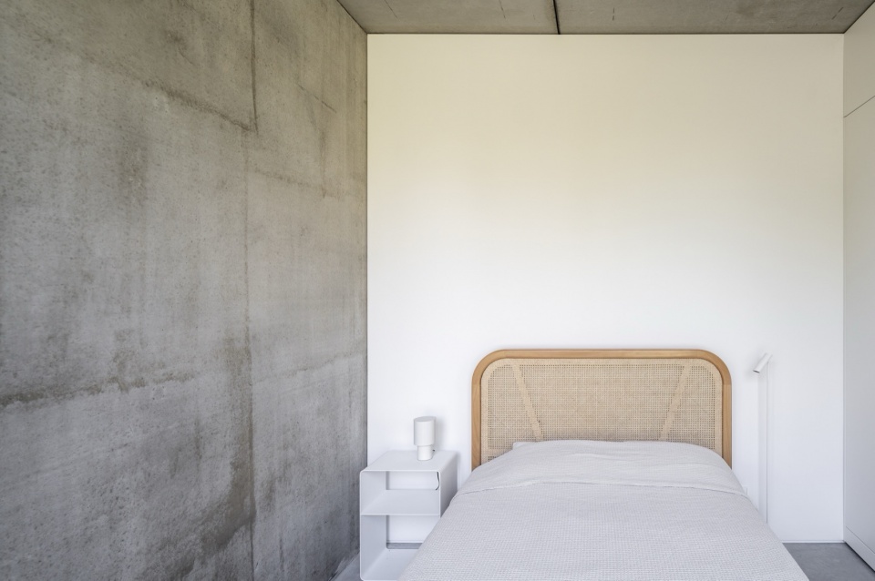 Kownatki Lake House by Archmondo