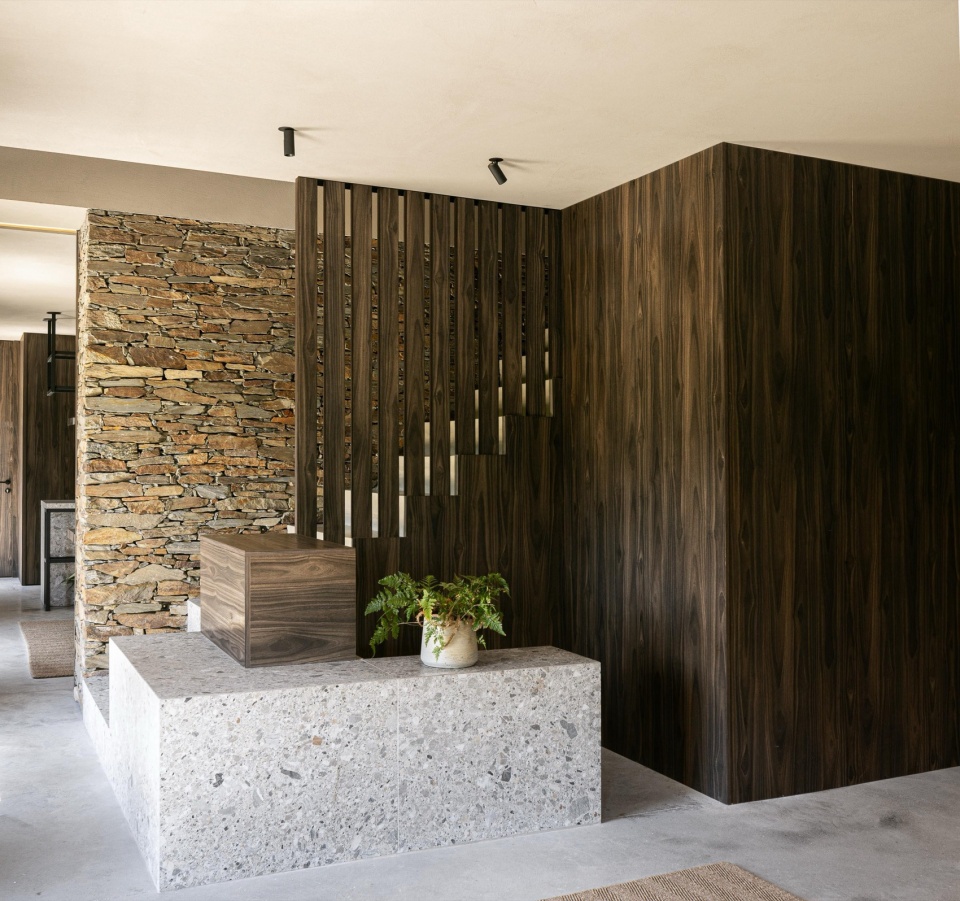 TerraSense Mountain Charm Retreat by Atelier DRK