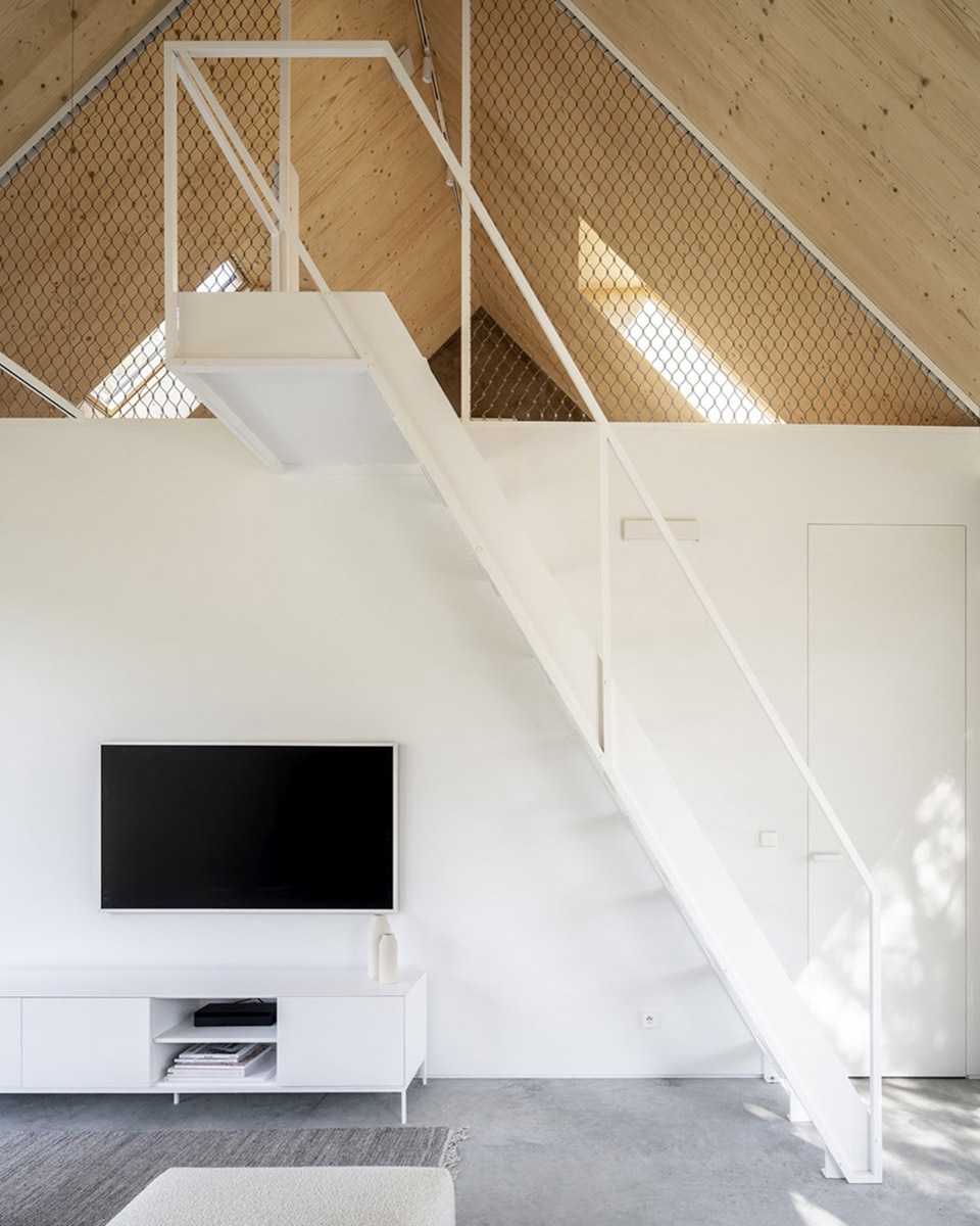 Kownatki Lake House by Archmondo c1x