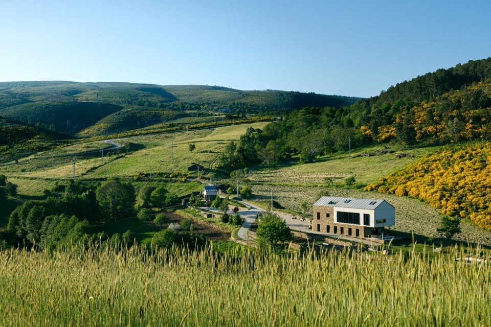 TerraSense Mountain Charm Retreat by Atelier DRK