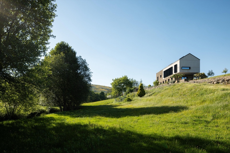 TerraSense Mountain Charm Retreat by Atelier DRK