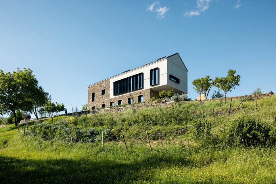 TerraSense Mountain Charm Retreat by Atelier DRK