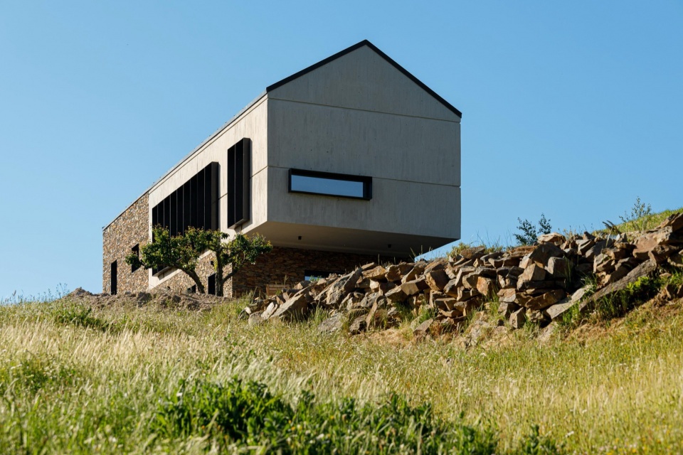 TerraSense Mountain Charm Retreat by Atelier DRK
