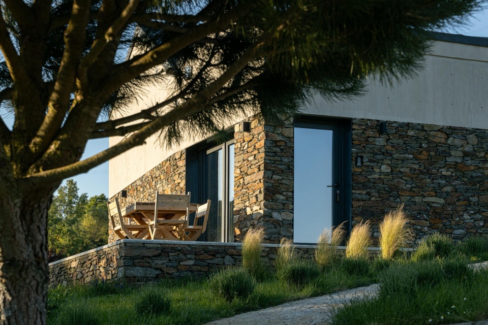 TerraSense Mountain Charm Retreat by Atelier DRK