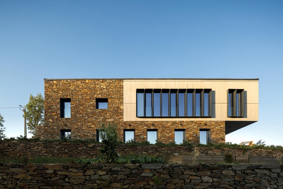 TerraSense Mountain Charm Retreat by Atelier DRK