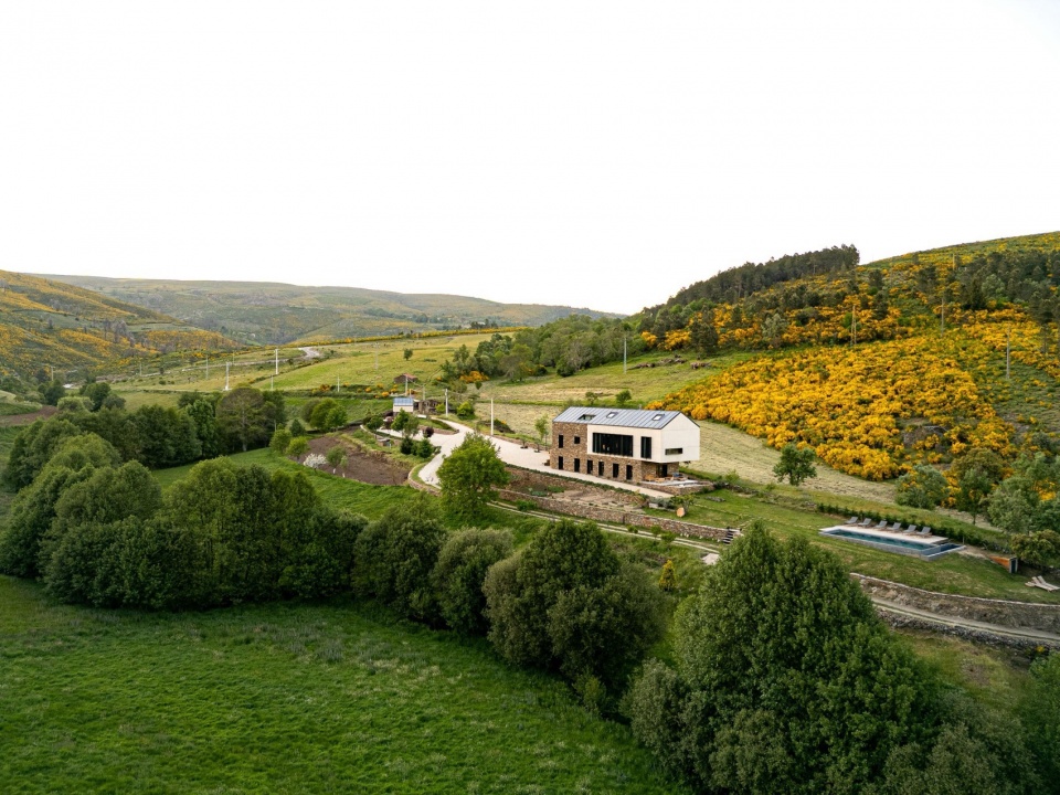 TerraSense Mountain Charm Retreat by Atelier DRK