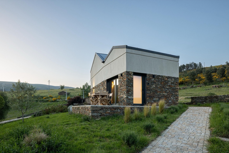 TerraSense Mountain Charm Retreat by Atelier DRK
