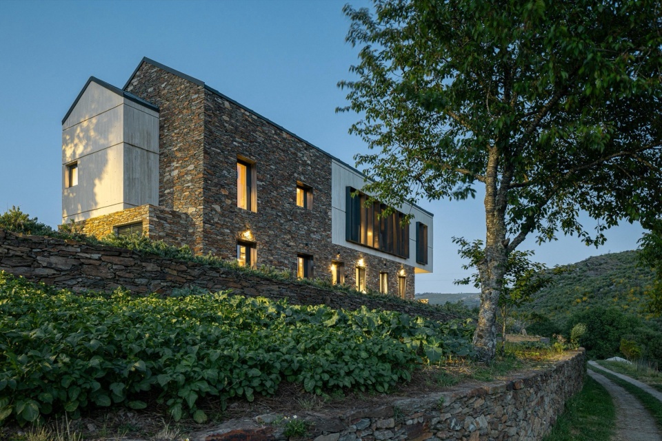 TerraSense Mountain Charm Retreat by Atelier DRK