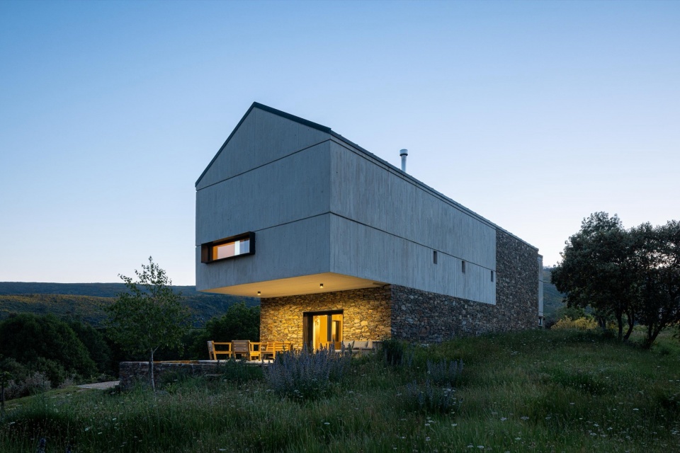 TerraSense Mountain Charm Retreat by Atelier DRK