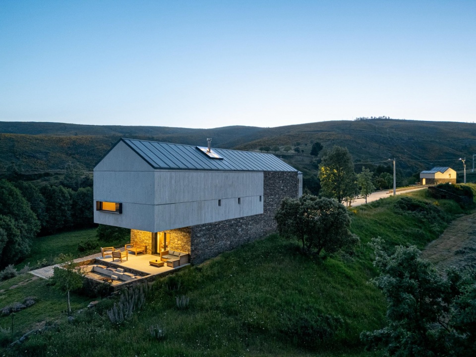 TerraSense Mountain Charm Retreat by Atelier DRK