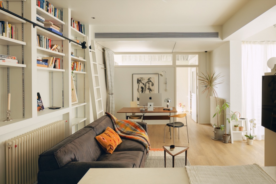bookshelf wall apartment by qisi design
