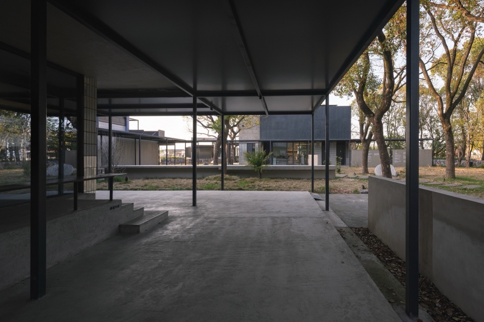 Librairie Avant Garde at Jianhu by Atelier Deshaus