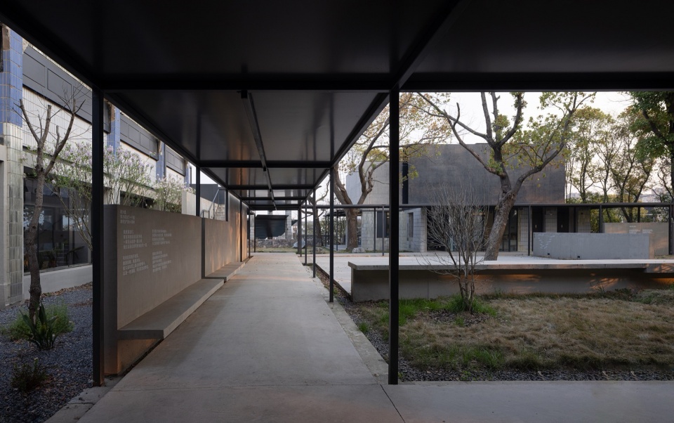 Librairie Avant Garde at Jianhu by Atelier Deshaus