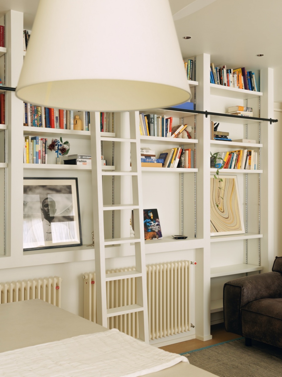 bookshelf wall apartment by qisi design
