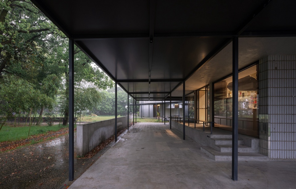 Librairie Avant Garde at Jianhu by Atelier Deshaus