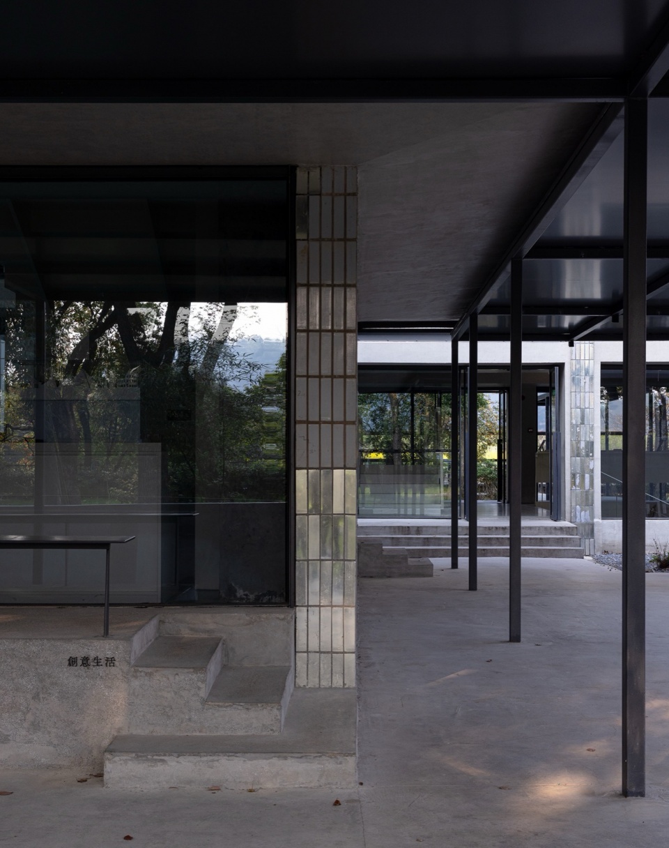 Librairie Avant Garde at Jianhu by Atelier Deshaus