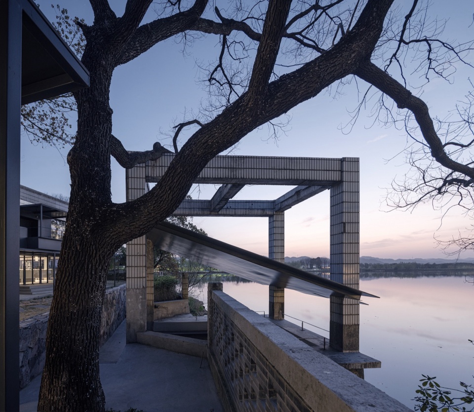 Librairie Avant Garde at Jianhu by Atelier Deshaus