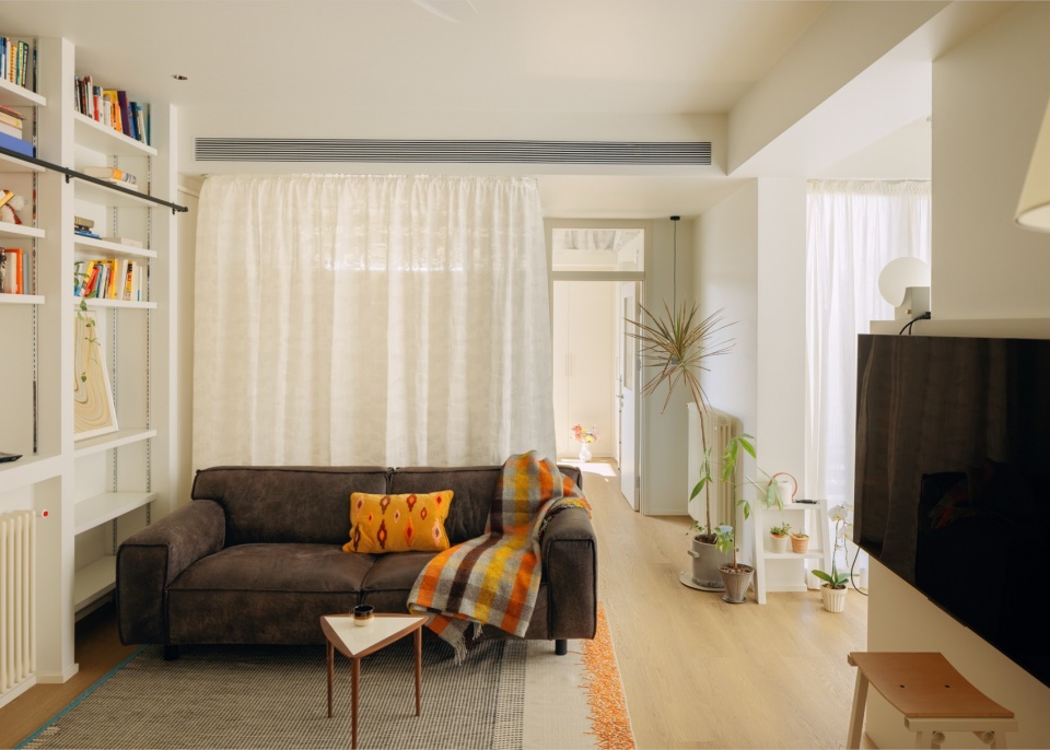 bookshelf wall apartment by qisi design