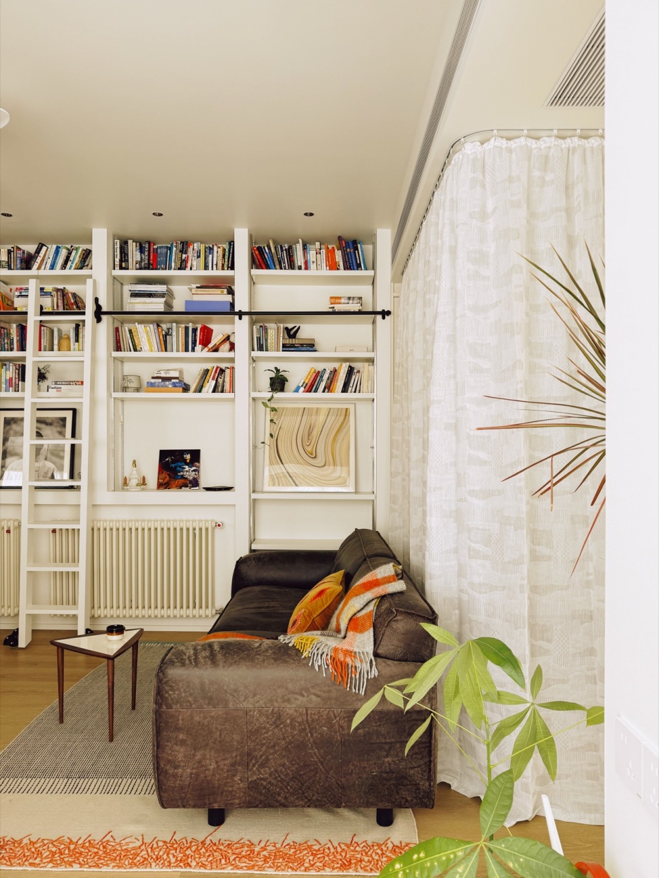 bookshelf wall apartment by qisi design