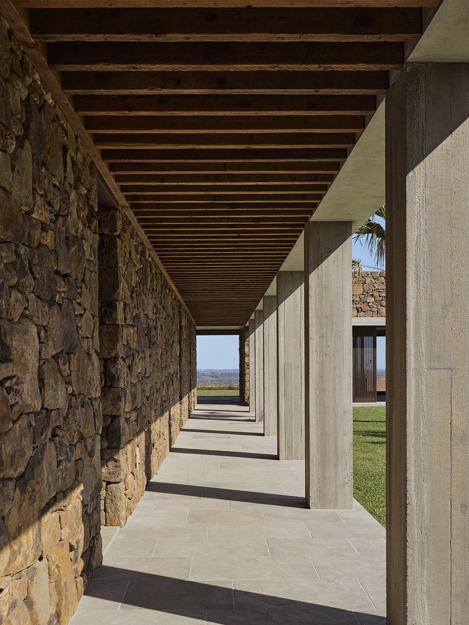 byron hinterland house by tigmi design studio