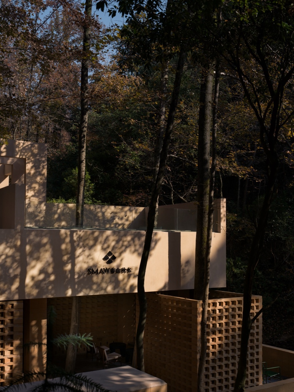 chunshan qiushui cafe by fusion design