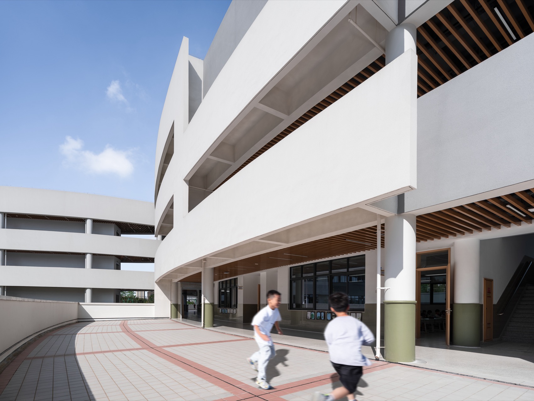 运动的建筑体围合出多层次的活动空间02 Dynamic architectural volumes enclose multi layered activity spaces02©山间影像 Shan jian images