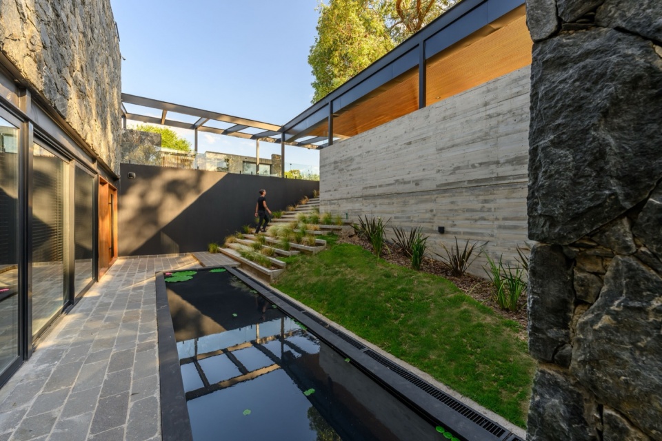 molvento house by karlen clemente